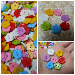 Plastový knoflík kytička 1,36 cm